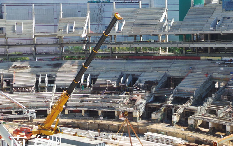 汽車起重機(jī)在巴西圣保羅參與世界杯足球場館建設(shè)