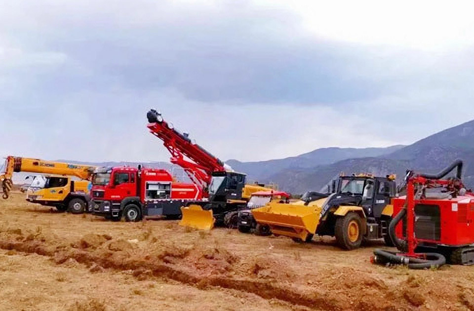 徐工參與空地聯(lián)合營救滅火、“孤島”救援、堰塞湖險(xiǎn)情處置等實(shí)戰(zhàn)演練。