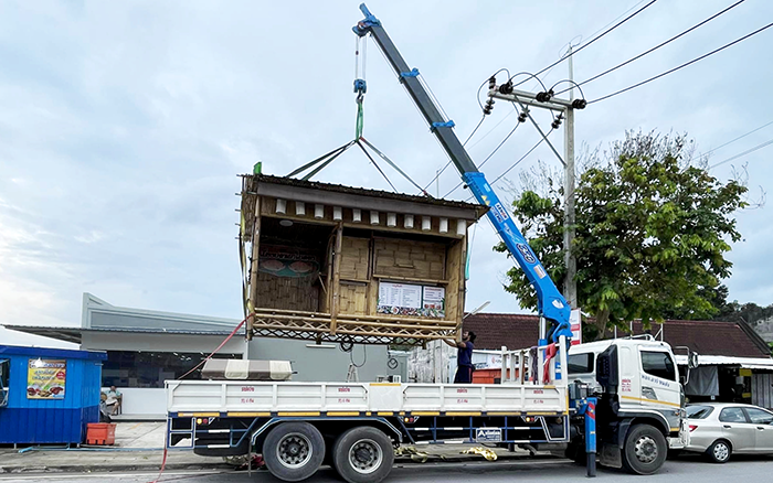 徐工SQS157TL-4隨車起重機(jī)穿梭東南亞街頭轉(zhuǎn)運(yùn)物料