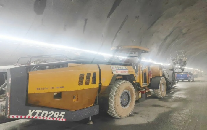 高壓高海拔！徐工鑿巖臺(tái)車挑戰(zhàn)高難度鐵路隧道