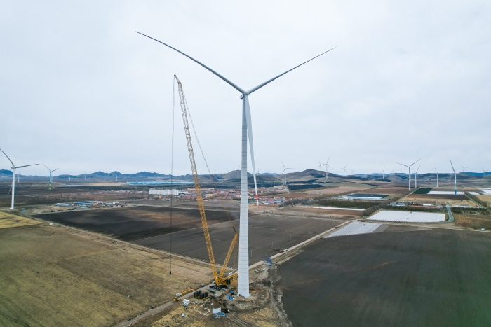 高空之巔，再鑄榮光！XLC18000M助力大型風(fēng)電場(chǎng)首臺(tái)185米風(fēng)機(jī)成功吊裝
