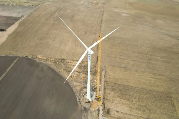 高空之巔，再鑄榮光！XLC18000M助力大型風(fēng)電場(chǎng)首臺(tái)185米風(fēng)機(jī)成功吊裝