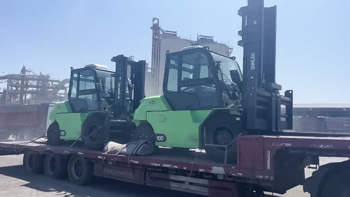 從室內(nèi)到室外，24小時不停歇！徐工孔雀叉車扎根新疆鋼材廠