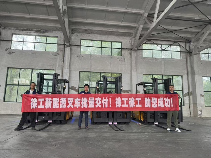 品質(zhì)與服務(wù)共拓市場新局！徐工孔雀叉車賦能冶金行業(yè)